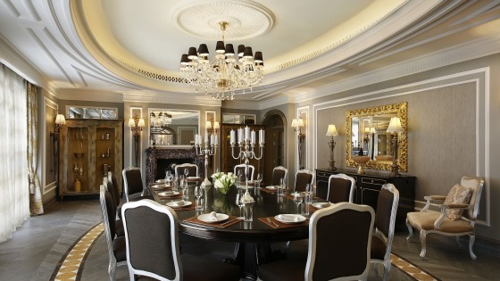 Sir Winston Churchill Suite - Generous size dining room for 12 persons