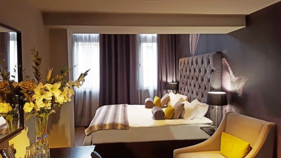 Mustard bedroom - Grey Street Hotel