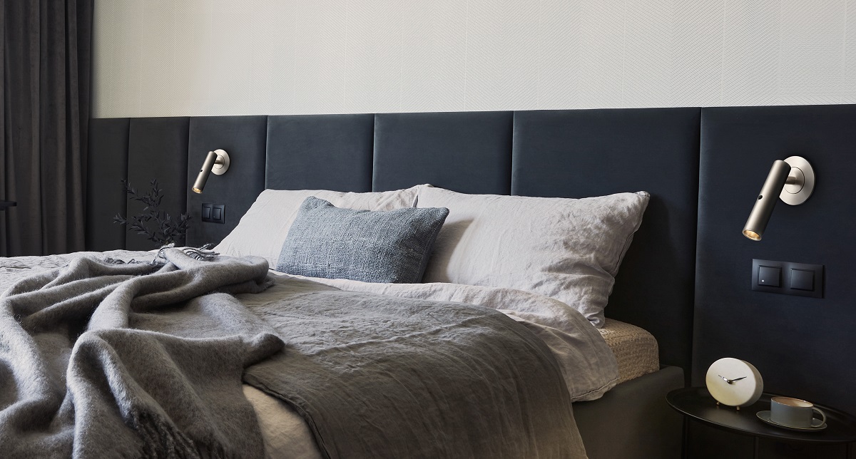 wall mounted bedside lights in hotel