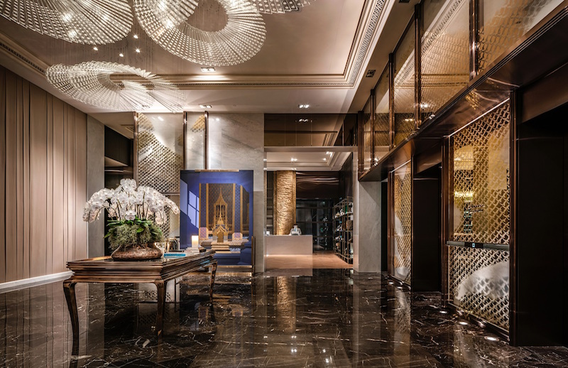 simple, large and luxury hotel lobby