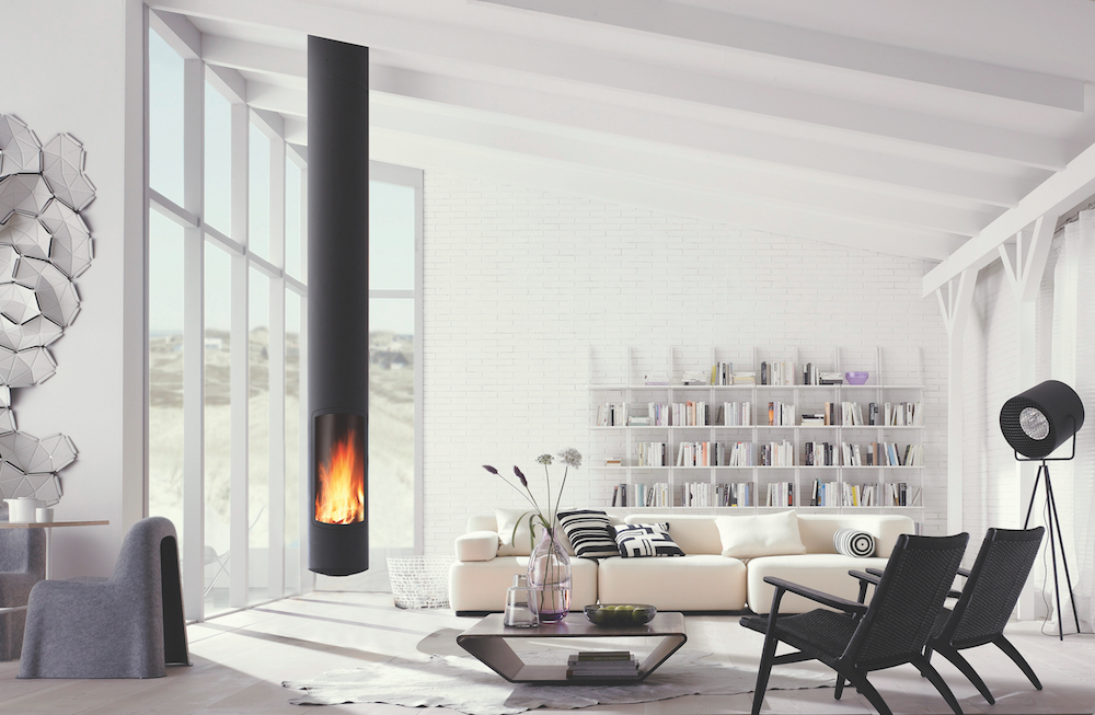 Helles Wohnzimmer mit freistehendem Kamin Bright living room and open fireplace