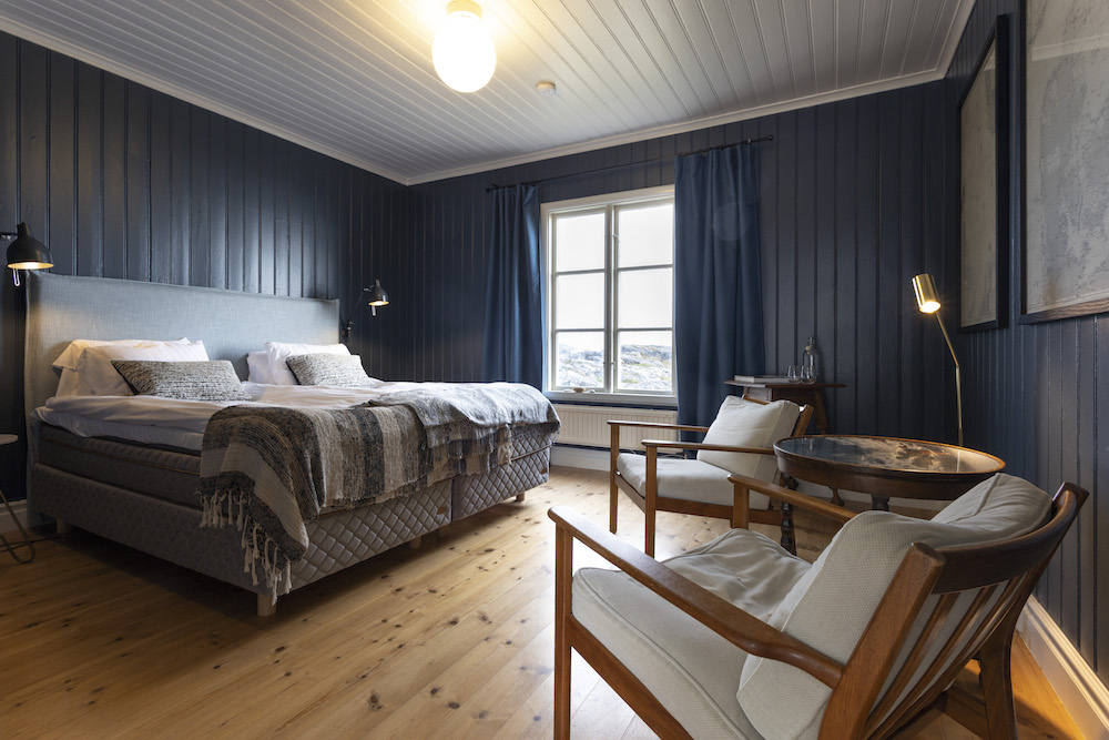 A modern blue guestroom