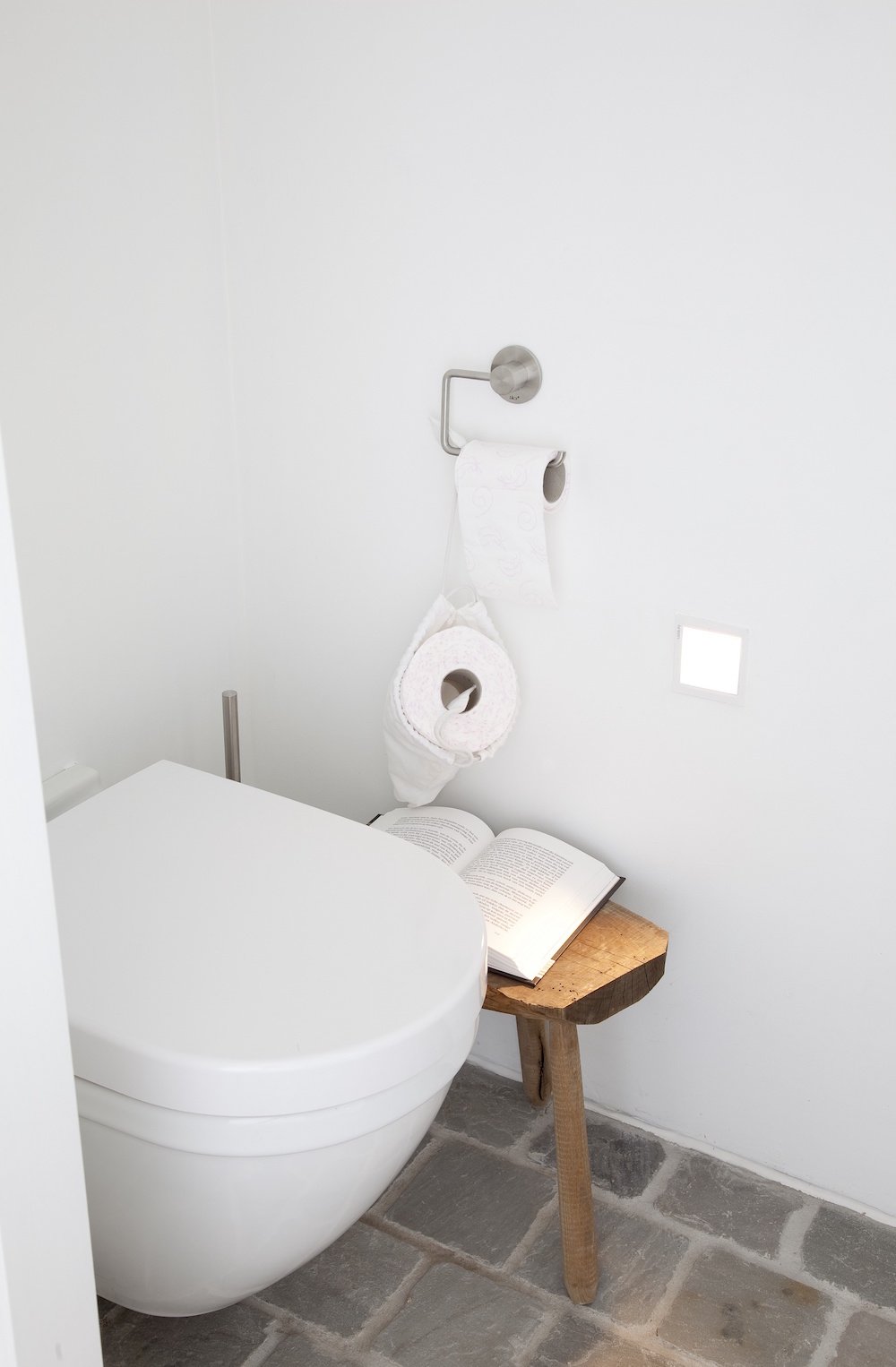 Image caption: The toilet from the Starck 3 series in the small guest bathroom of the dike house rounds off the off- white style – clean and reserved. | Image credit: Duravit