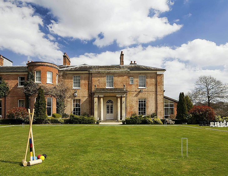 croquet on the lawn at The sinet Collection The Retreat at Elcot Park