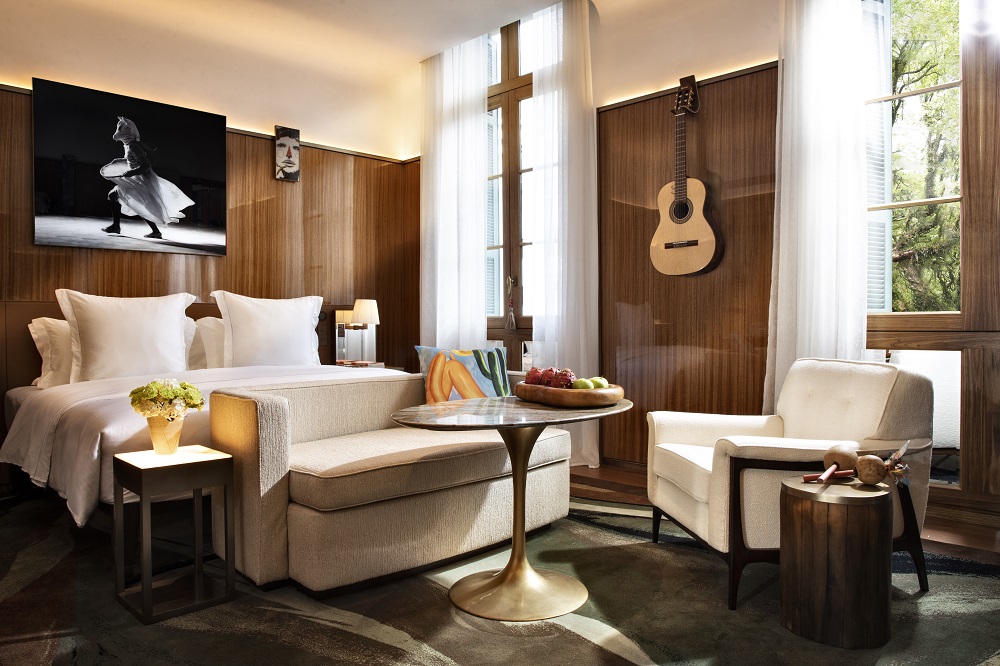Madeira decorativa e violão no grand grand guest room do banheiro branco e mármore do Rosewood São Paulo