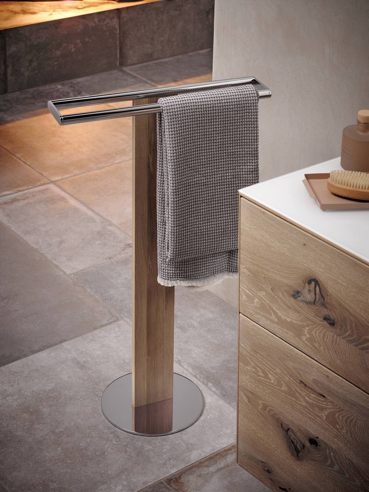 freestanding towel rail in wood and chrome in lignatur edition for keuco
