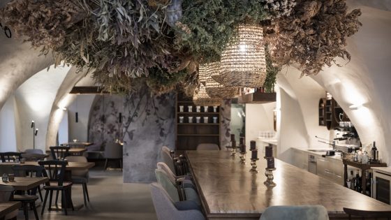 flowers from the ceiling make a statement in Bogen bistro by noa*