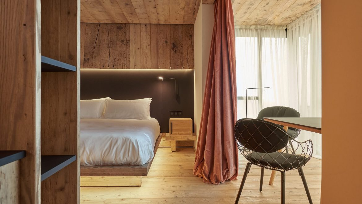 clad in wood, the main suite at the Hotel de LEN