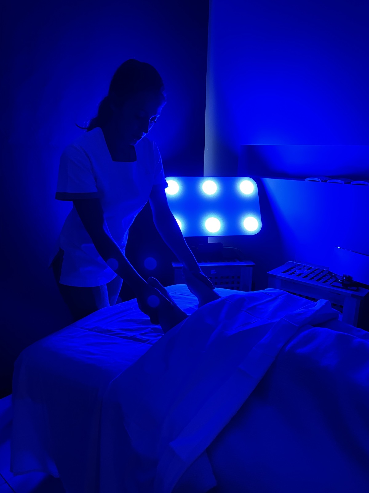 Masaj cu cromoterapie în lumină albastră