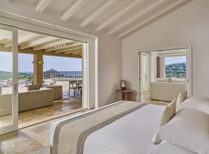 Habitación de invitados en colores y tonos de playa en Conrad Sia Laguna Sardinia