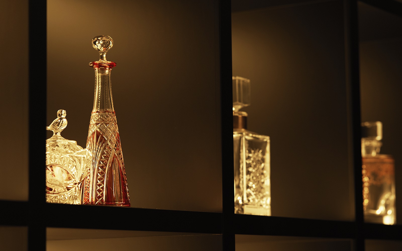 glass decanter detail in the Gold Bar EDITION at EDITION Tokyo