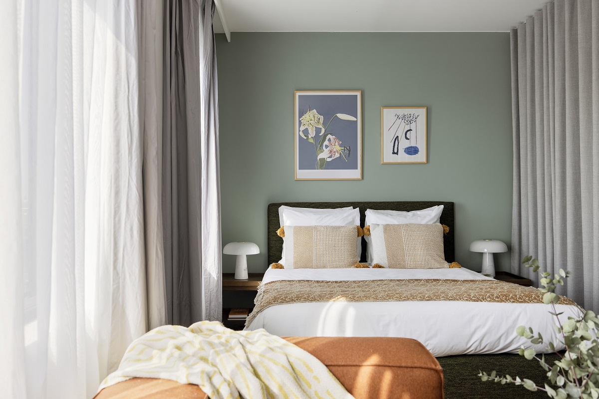 bedroom in Centrum The Hague decorated in muted green with warm orange accents