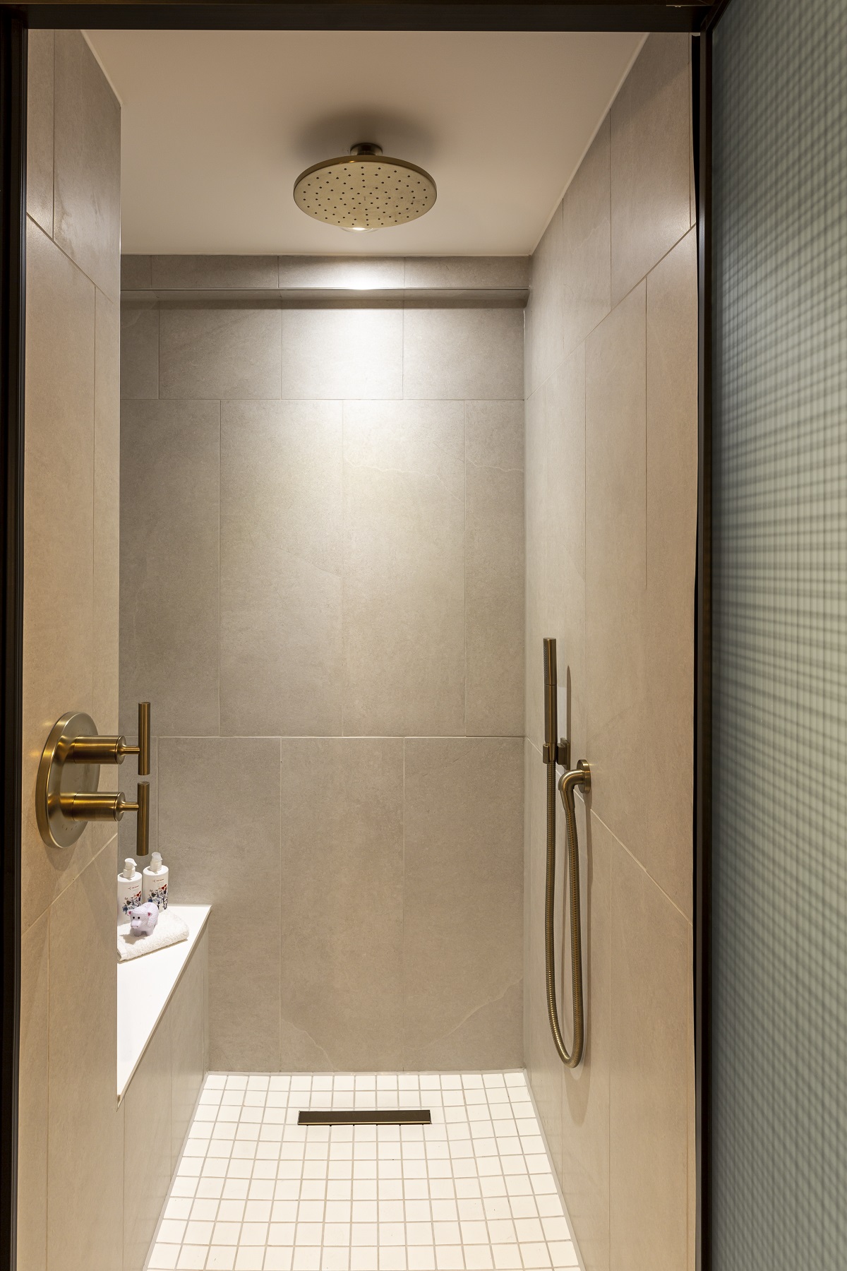 smooth neutral surfaces in the shower in Virgin Hotel Glasgow