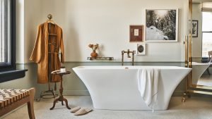 bathroom with freestanding bath in the Hotel Per La Amadeo Suite