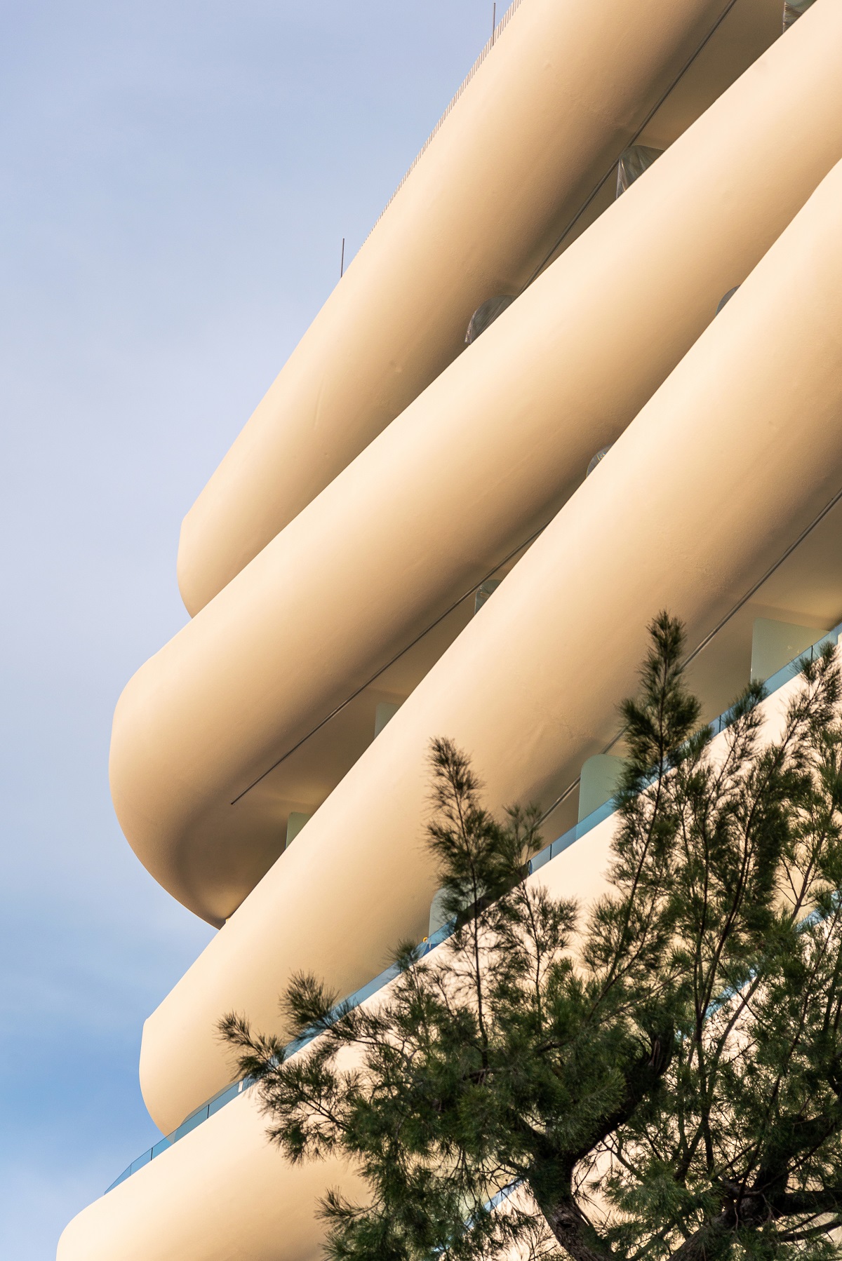 curved edges on the facade of Isla Brown Corinthia