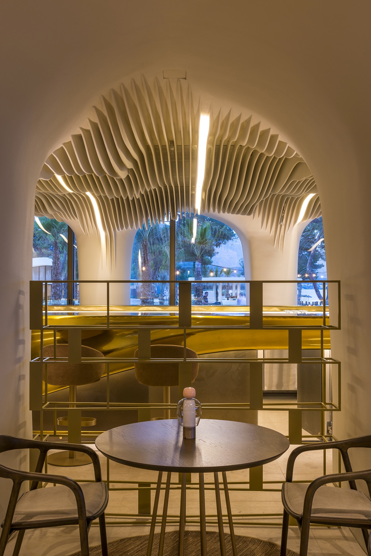 fluid curved lines in the bar of Isla Brown corinthia