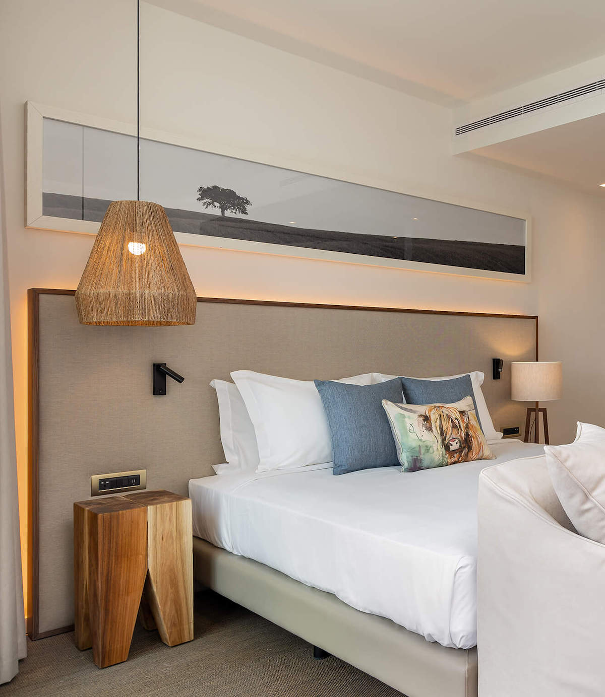 A nature-inspired pentent light in guestroom