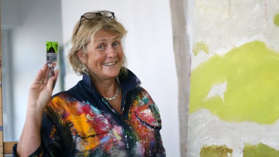 Sally at her easel_Banner