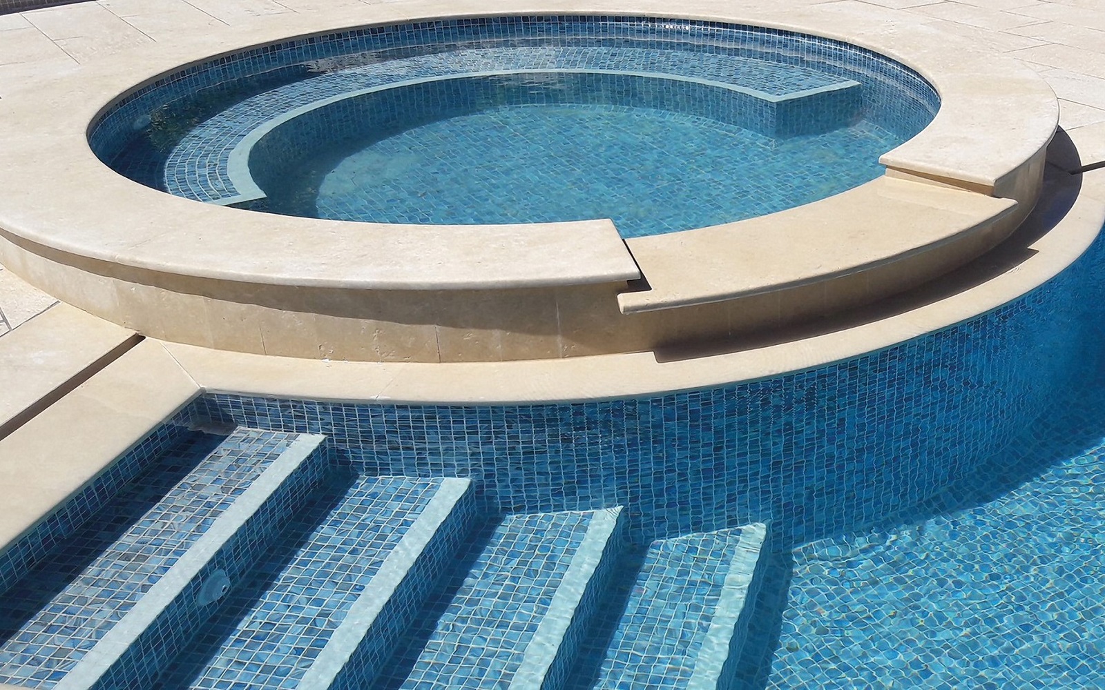 round swimming pool with Parkside aquatechnica tile sytem