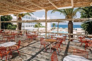 Καλαμωτή οροφή και έπιπλα ώχρας στο εστιατόριο δίπλα στην πισίνα στο Brown Beach Chalkida by Brown Hotels