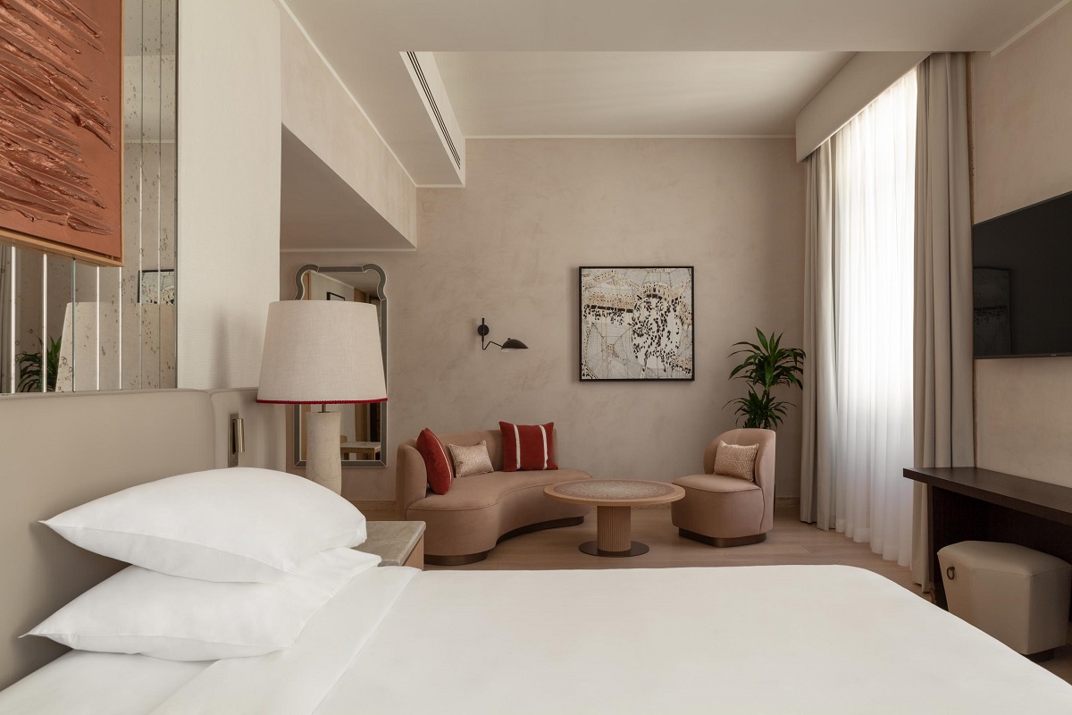 organic shapes, curves and neutral colours in Park Hyatt Milano