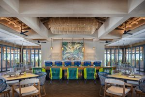 Restaurante Ta Krai diseñado por BLINK estampados tropicales que mezclan tonos de verde y azul intenso