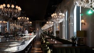 members bar at Dandi London with chandeliers and marble surfaces