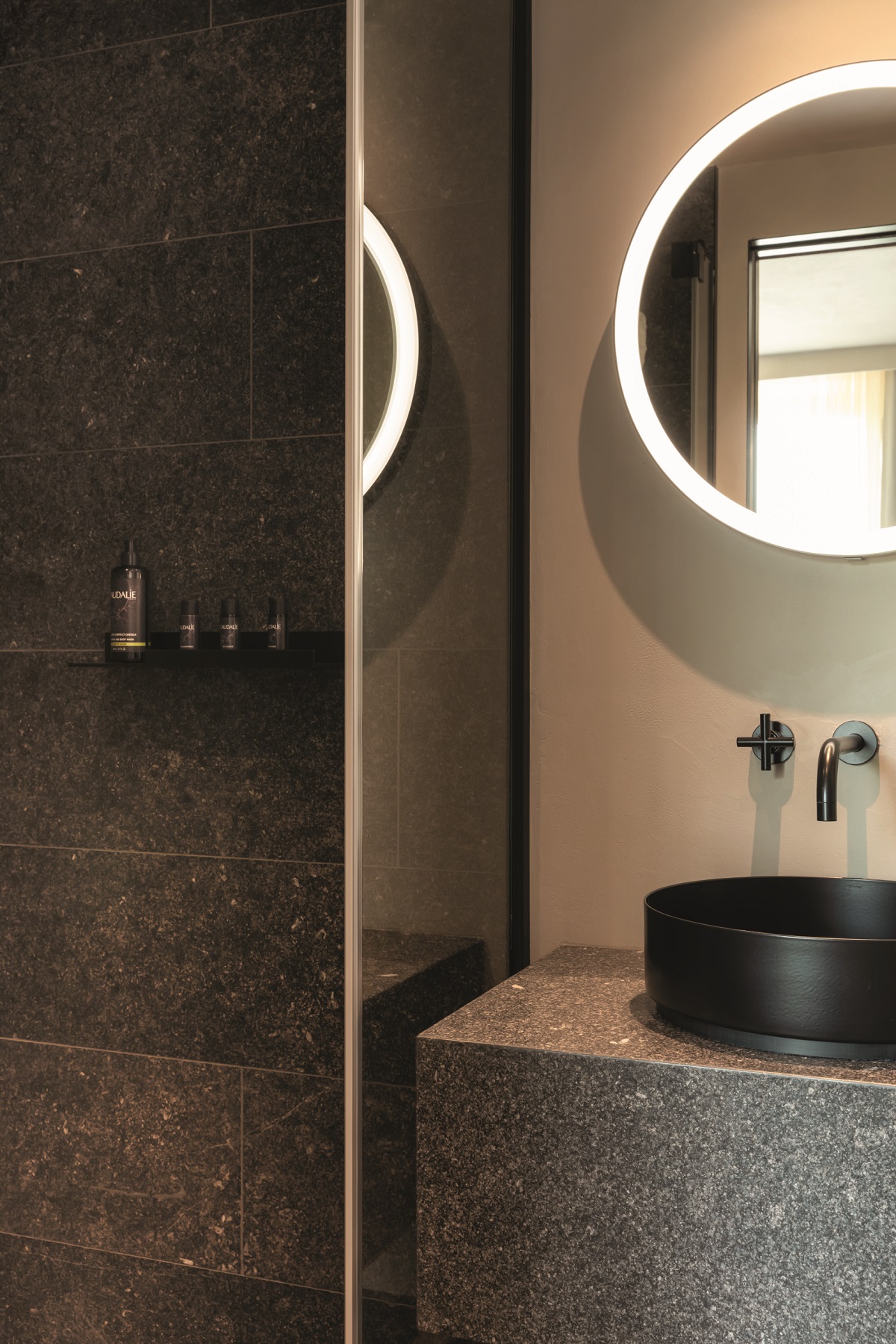 mirror and handbasin in guestroom bathroom at Château de Vignée