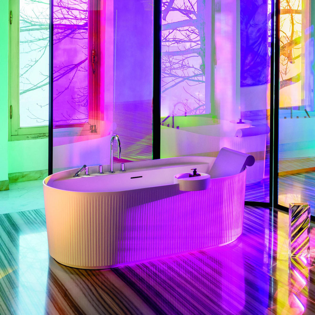 Sonar free-standing bath with neon light setting