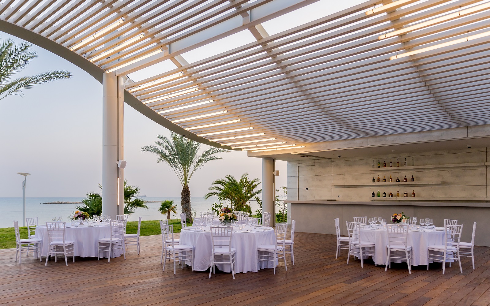 curved roof at Radisson Beach Resort Larnaca_outdoor restaurant