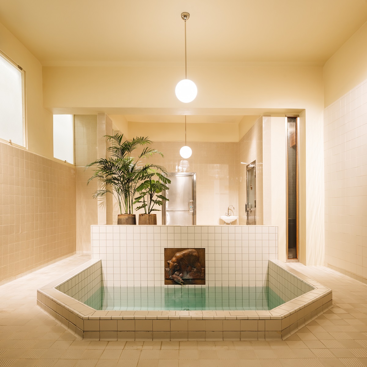 traditional Nordic thermotherapy circuit includes an infrared sauna and cold plunge pool