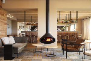 ergofocus holographik fireplace in seating area by bar of the Hotel Peralada