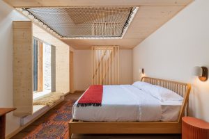 Scandinavian-inspired accommodations in the guestrooms in Oliverea