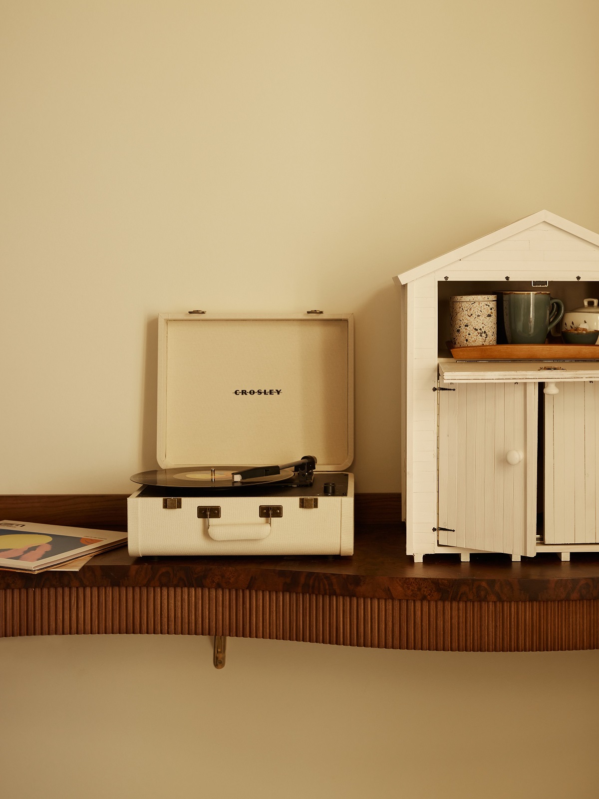 vintage details in GuestHouse 42 Margate with vintage vinyl and record player