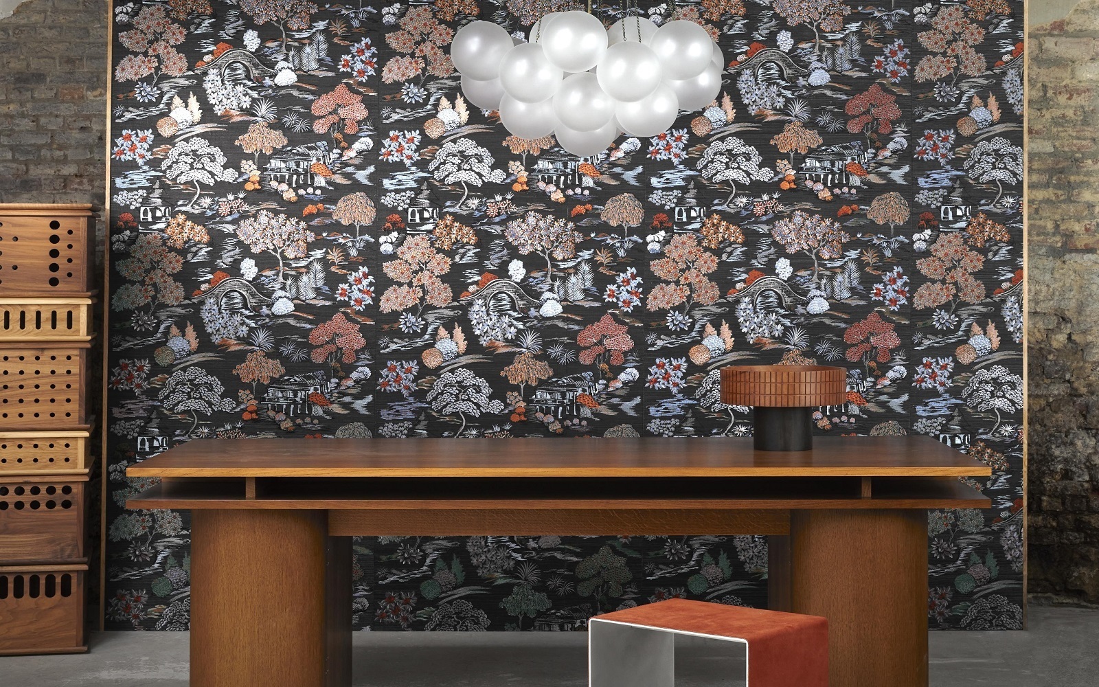 Arte wallcovering from the Osmanthus_collection with Gardens Of Okoyama behind the table