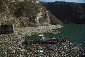 GROHE clean-up in Bosnia and Herzegovina removing plastic