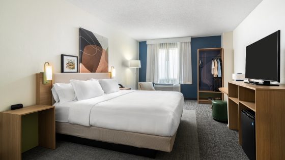 Spark by Hilton guestroom with kingsize bed