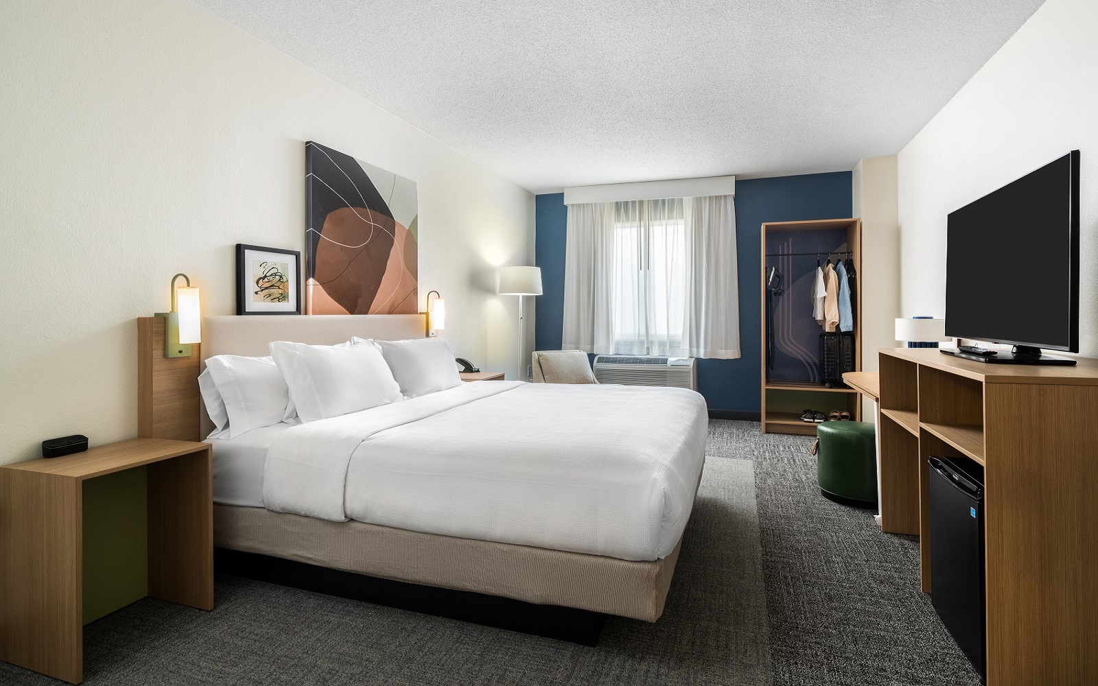 Spark by Hilton guestroom with kingsize bed