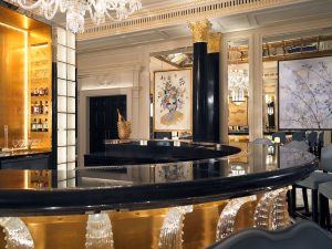 curved edge of The Artists Bar in the Dorchester with Lalique details