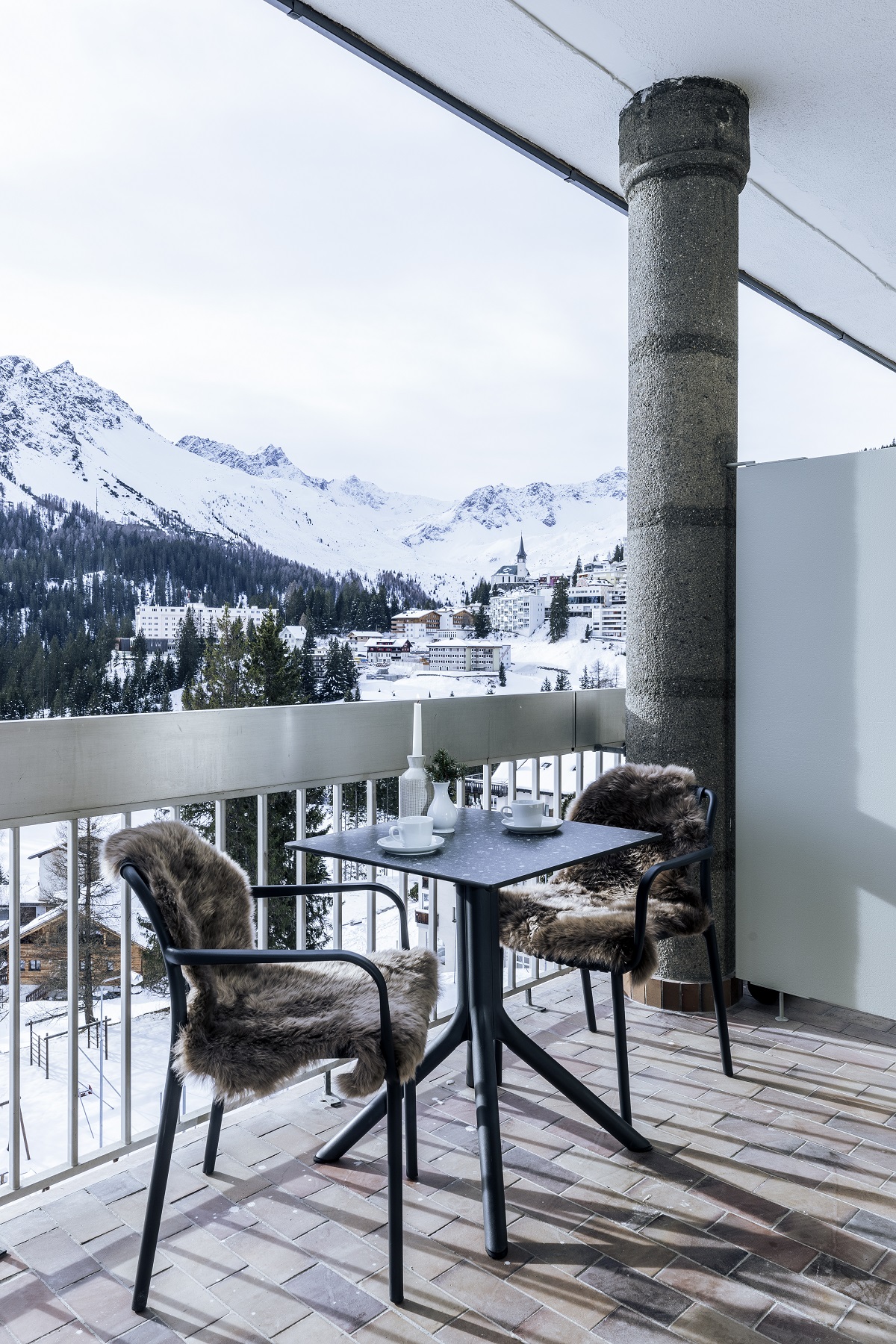Faern Arosa guestroom balcony with chairs and mountain view