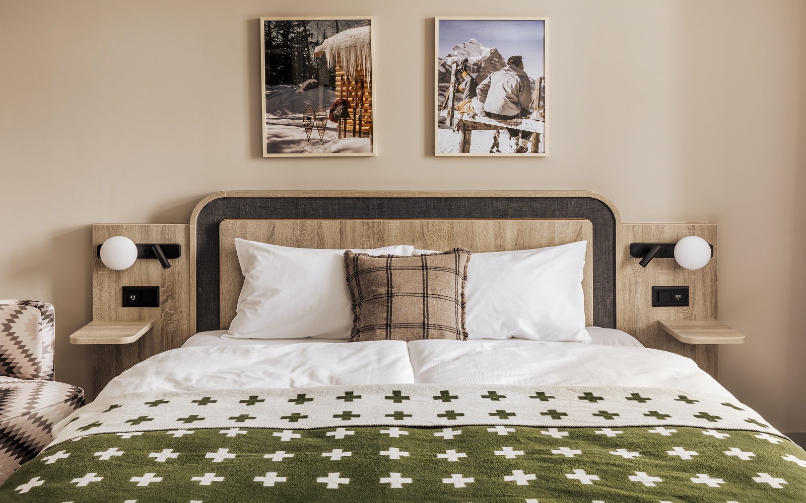 wooden bed with green and white bedlinen in Faern Arosa Altein guestroom