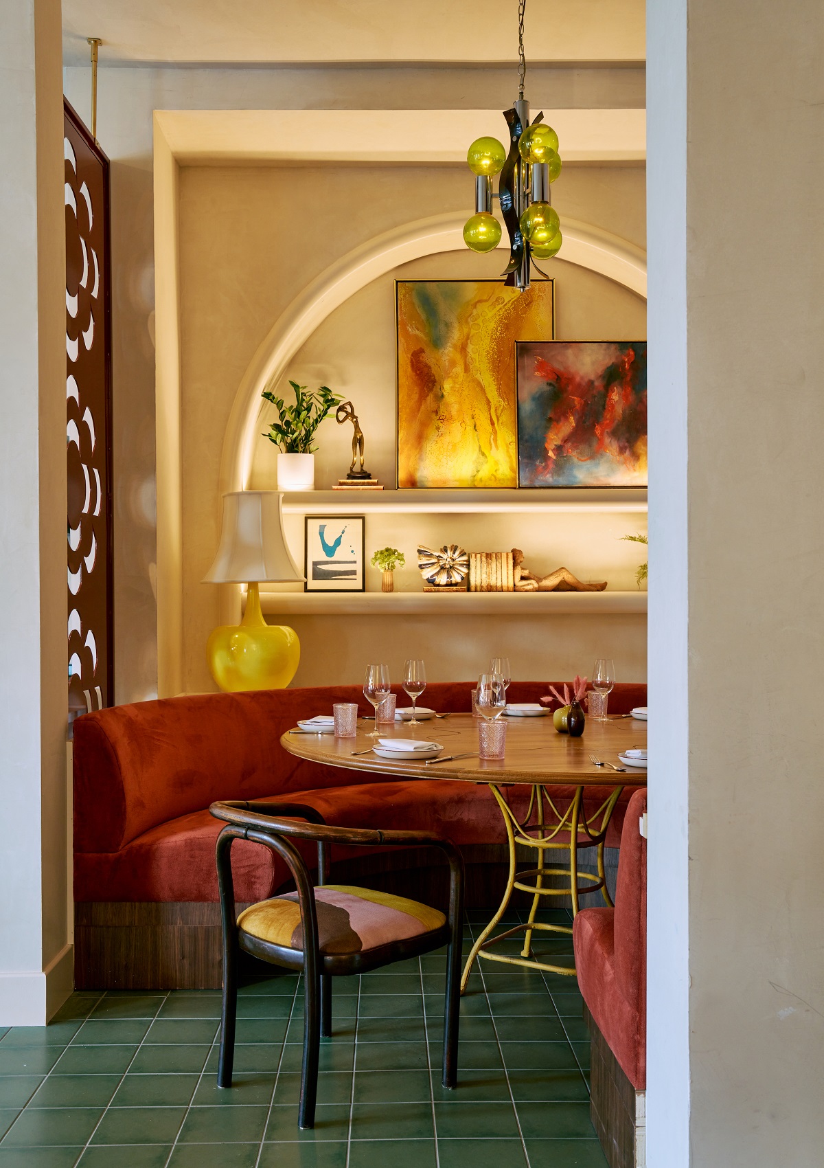 curved seating, arch wall details with lighting and art in Rosettes bar at Hotel Genevieve