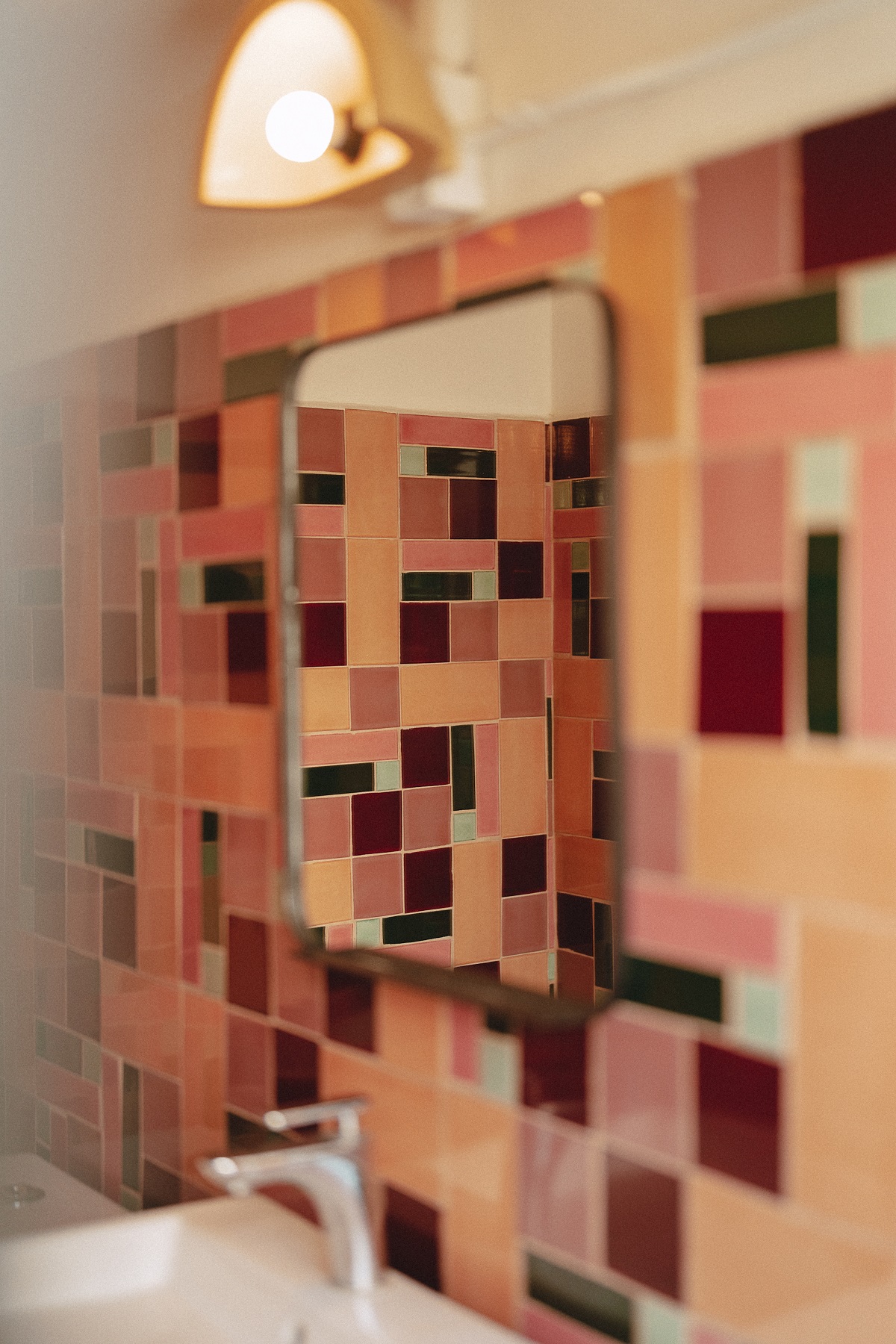 pink, salmon, rust and terracotta patchwork tiles in the bathroom