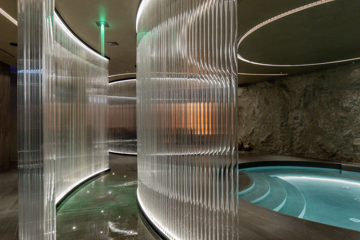 Pnoé Spa in a wellness hotel in Crete in a cave-like architectural shell
