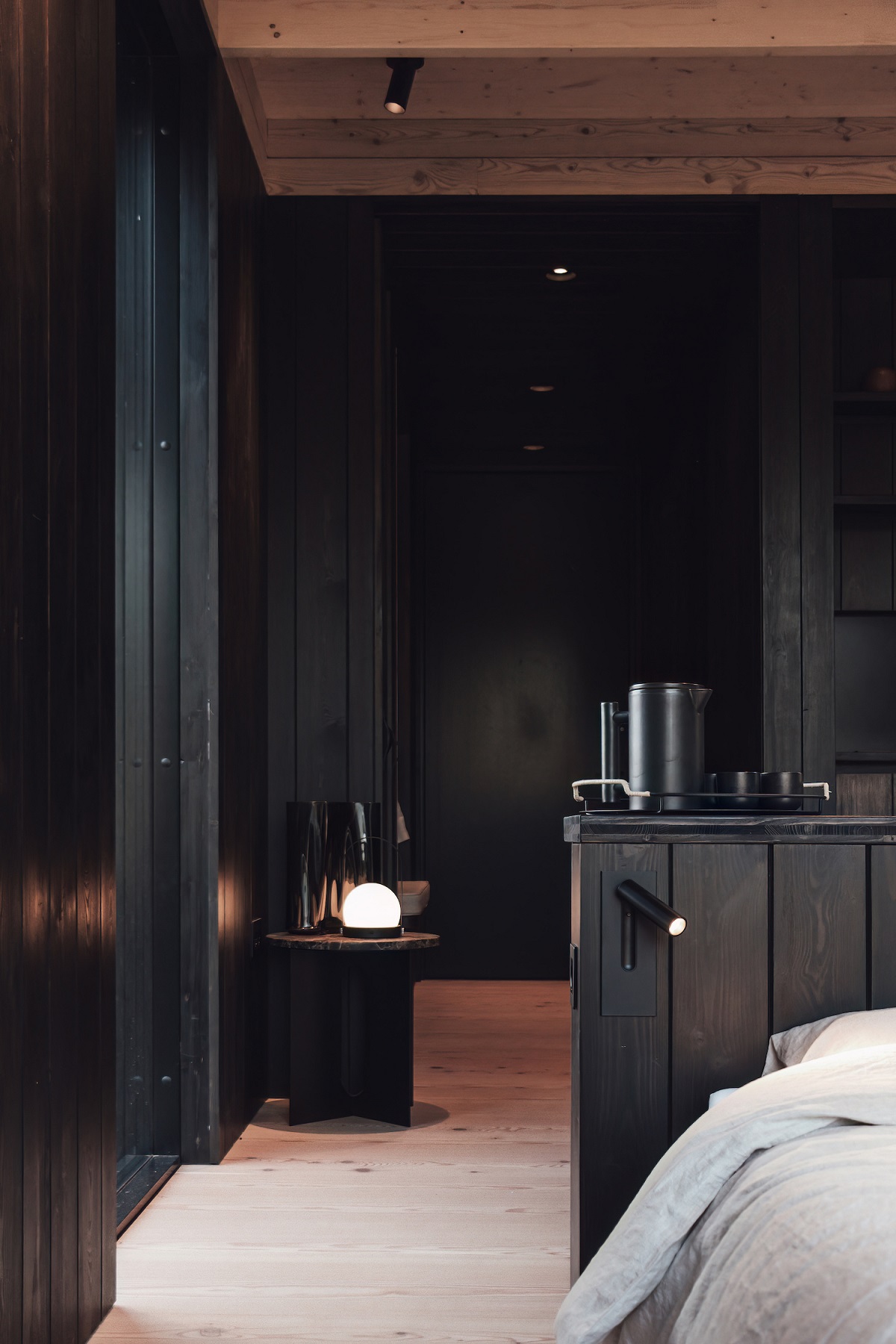wooden floors, black wooden wall cladding and a light wood ceiling in the Nokken cabin