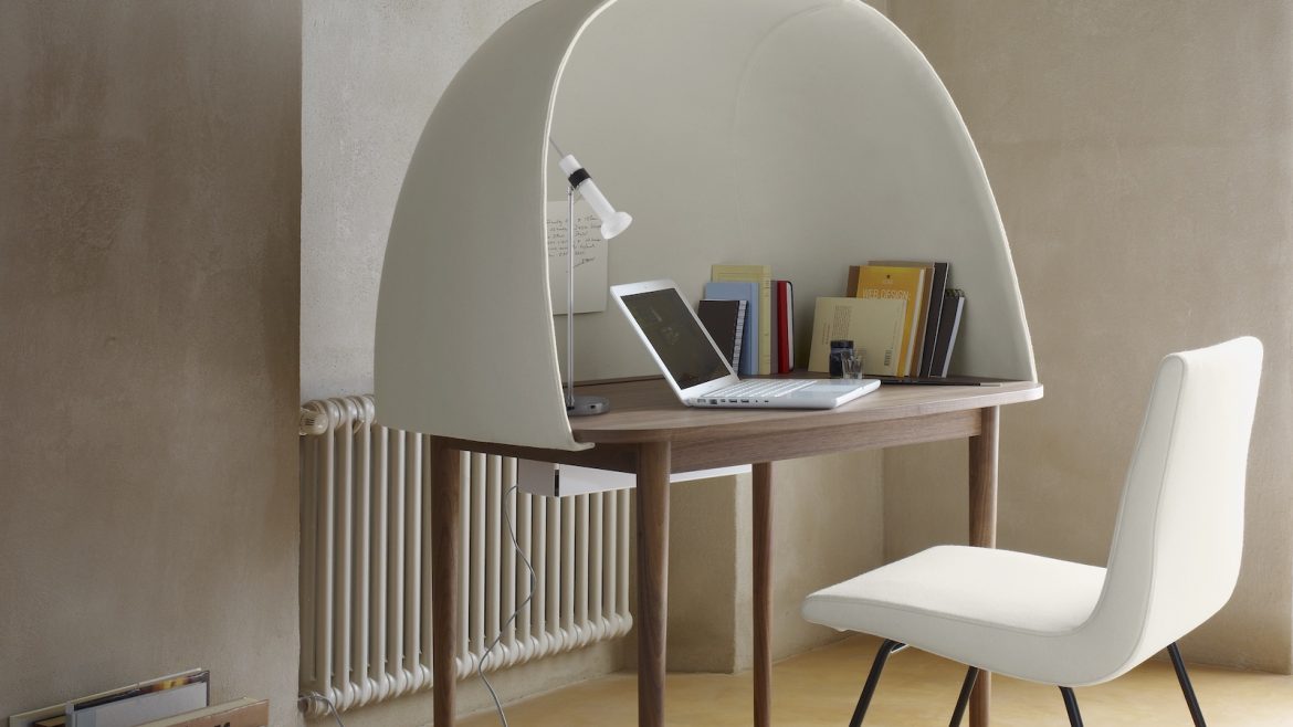 A cove-like desk in guestroom