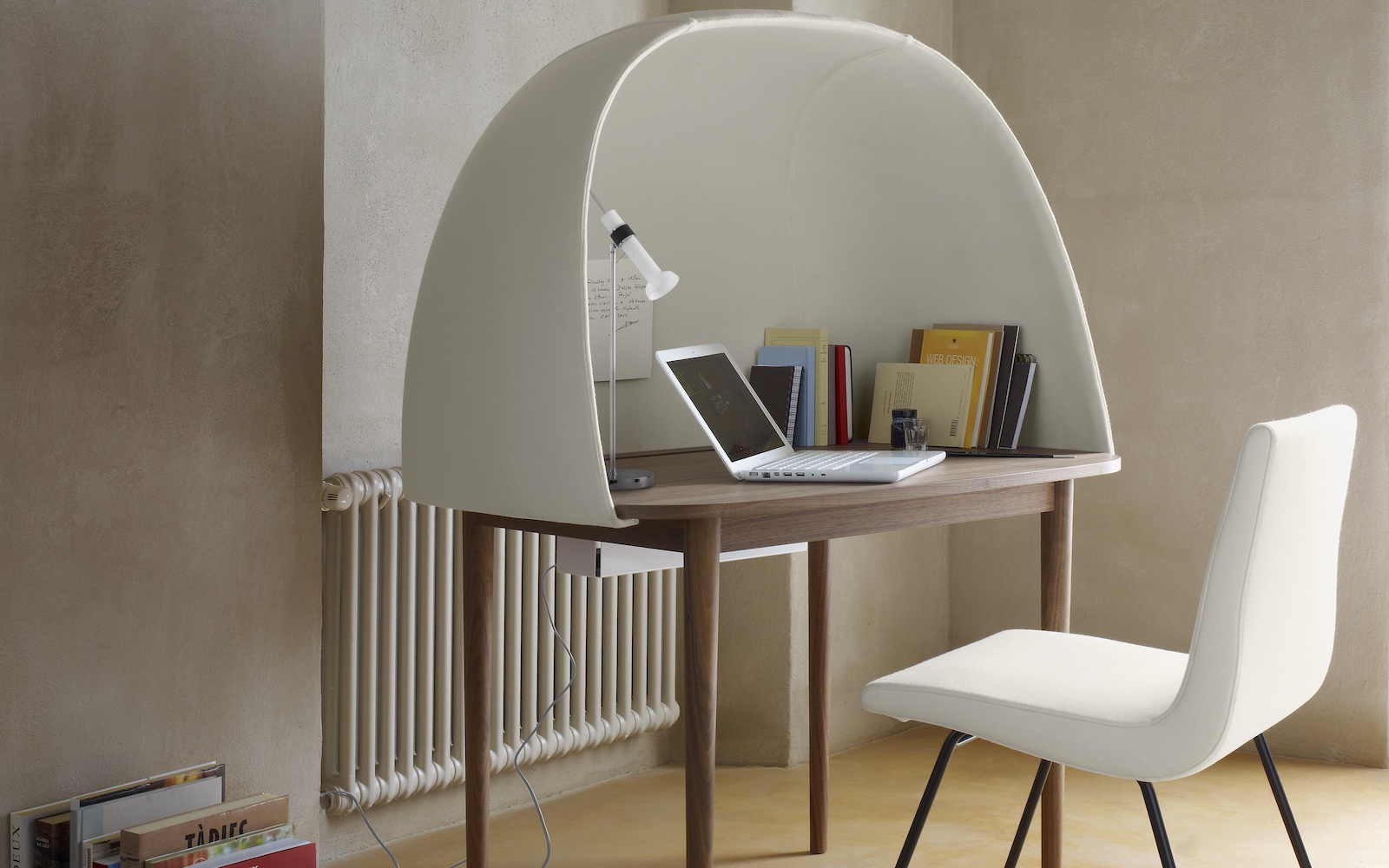 A cove-like desk in guestroom