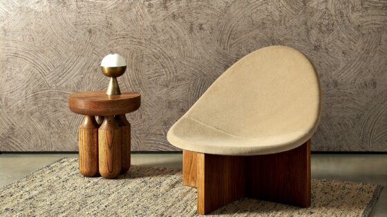 curved organic wooden chair and table in front of a patinaed wallcovering in the Arte Metal X patina range