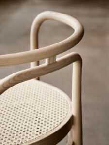 close-up image of curved bent wood back rest of PK15 chair for Fritz Hansen