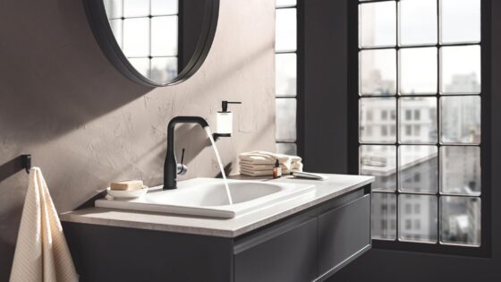 black tap from GROHE in phantom black above square basin and below round mirror
